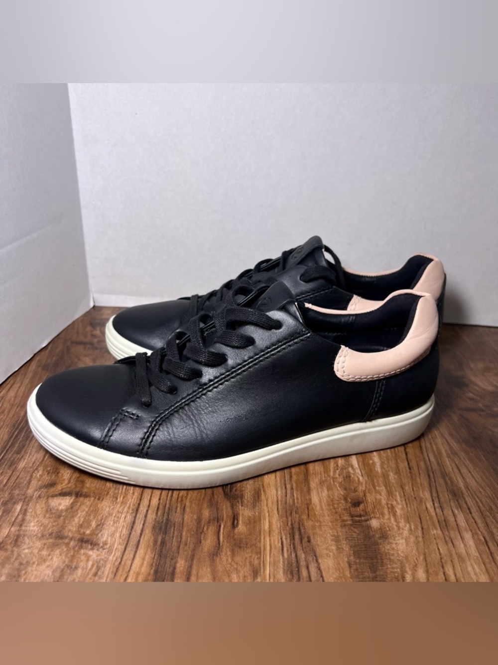 ECCO Soft 7 Women's Leather Slip-In Sneaker size 6-6.5
